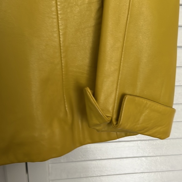 Leather classy semi fitted leather jacket with cuffed sleeves. - Picture 2 of 8